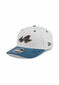 Weißer Hut mit einem blauen Denim-Schirm und einem geprägten braunen Logo mit der Nummer "44" auf der Vorderseite. Verfügt über blaue Lüftungsöffnungen und ein Herstelleretikett.