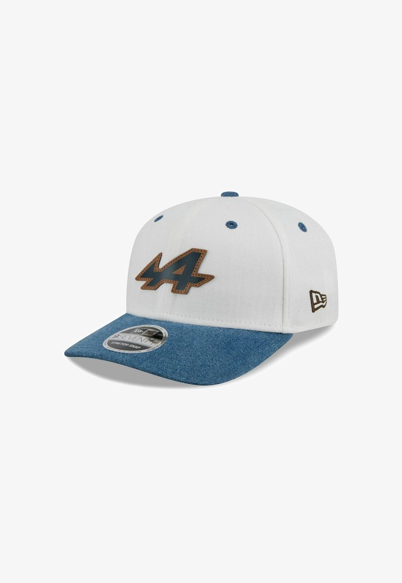 Weißer Hut mit einem blauen Denim-Schirm und einem geprägten braunen Logo mit der Nummer "44" auf der Vorderseite. Verfügt über blaue Lüftungsöffnungen und ein Herstelleretikett.