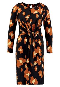 Robe noire à manches longues, avec un motif abstrait orange et crème, ceinture à la taille et col rond avec un détail en trou de serrure.
