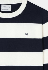 Jersey de punto a rayas horizontales en azul marino y blanco con cuello redondo, pequeño logo bordado en el pecho y etiqueta de la marca Silbon en el interior del cuello.
