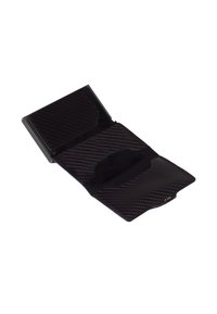 Lompakko mustasta hiilikuidusta, jossa on teksturoitu pinta, kortti- ja käteistaskut sekä tyylikäs, minimalistinen muotoilu.