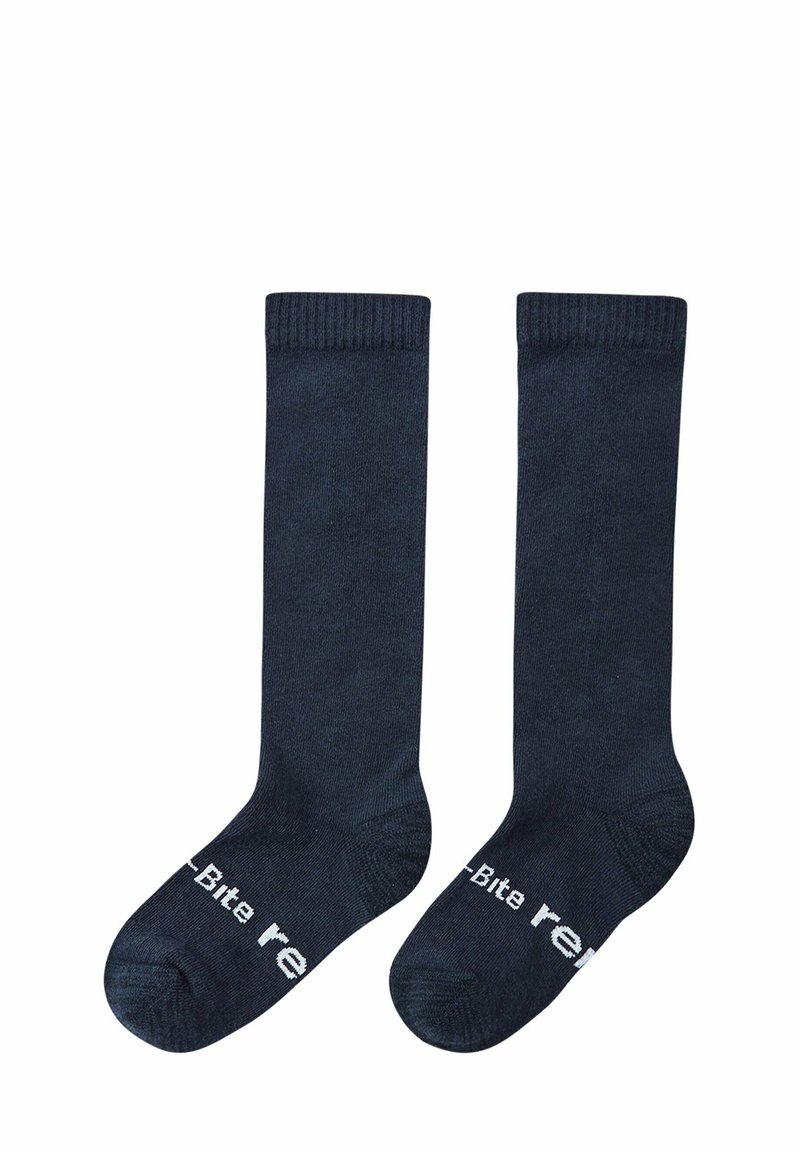 Marineblaue knielange Socken aus weichem, dehnbarem Stoff mit gerippten oberen Bündchen und weißem Textlogo an den Seiten. Glatte Textur über die gesamte Fläche.