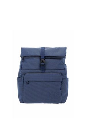 Sac à dos en tissu bleu avec un rabat supérieur fixé par une boucle noire, poche zippée avant et poches latérales, présenté sur fond blanc.
