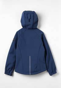 Marineblå softshell-jakke med hætte, der har elastiske manchetter, en lodret reflekterende stribe på ryggen og en glat overflade.