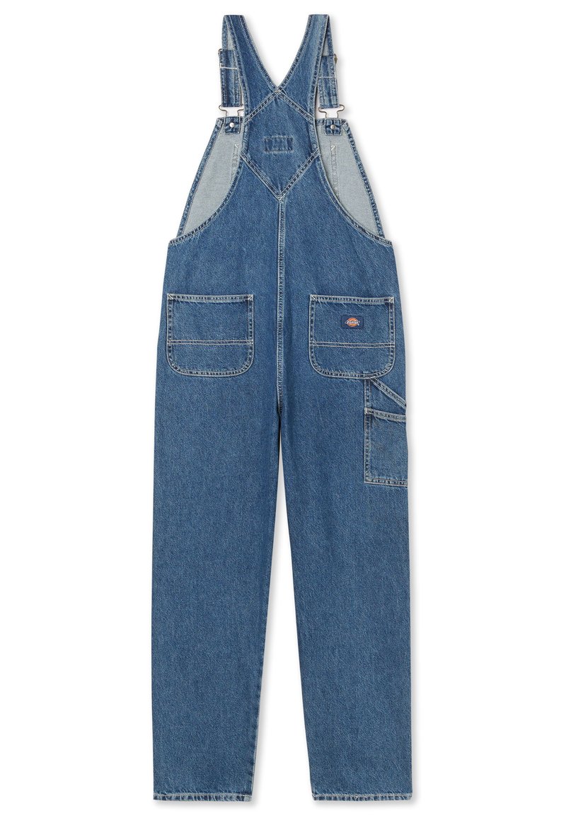 Salopette en denim bleu moyen, avec des bretelles ajustables, de grandes poches avant et des coutures robustes. Présente un logo sur la poche de poitrine.