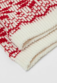 Sciarpa lavorata a maglia rossa e bianca con un motivo geometrico, caratterizzata da una superficie morbida e texturizzata e bordi a costine.