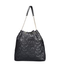 Sac seau noir matelassé en cuir, avec une bandoulière en chaîne et une fermeture à cordon, orné de motifs floraux en relief.