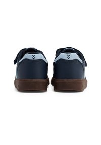 Dunkelblaue Sneakers mit hellblauen Akzenten, aus Leder und Textilmaterialien, flachen braunen Gummisohlen und einem Klettverschluss.