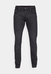 Smal svarta jeans med en mjuk textur, fem fickor, bältesöggor och en metallknappstängning. Har subtil märkning på framfickan.
