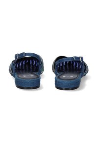 Sandalias de tela azul con un diseño texturizado, hebilla ajustable y parte superior estampada. Presentan una suela contorneada y un forro interior de contraste.