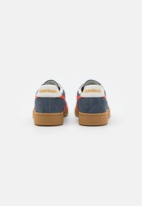 Reebok Classic CLUB C GROUNDS UK UNISEX - Tenisky - dark blue/light red/light brown
