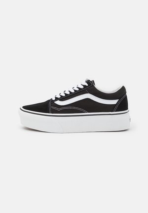Schwarze Wildleder-Sneaker mit einer weißen Gummisohle, weißen seitlichen Akzenten und Schnürsenkeln, flacher Profil und klassischem Design.