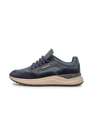 Lav sneaker i marineblå med blandet ruskind og stofoverdel, tyk beige sål og runde marineblå snørebånd.