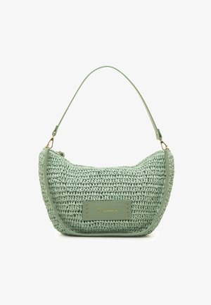 Sac à main tissé de couleur vert clair avec une forme incurvée, doté d'une bordure en cuir lisse et d'une plaque logo dorée, agrémenté de petits clous.