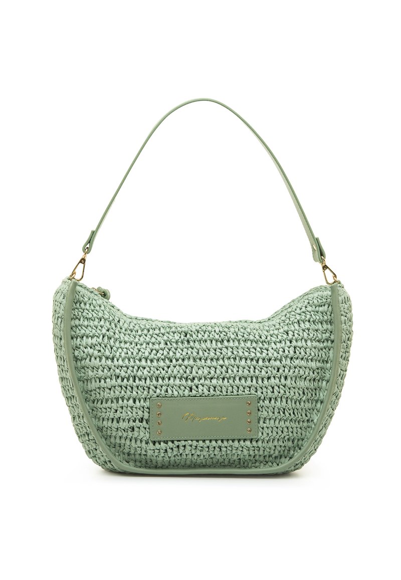 Bolso tejido de color verde claro con forma curva, que presenta un ribete de cuero liso y una placa de logo dorada, acentuado con pequeños remaches.