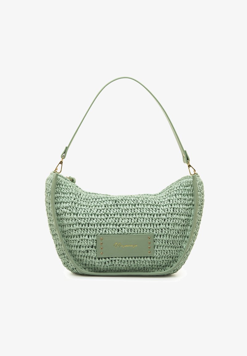Bolso tejido de color verde claro con forma curva, que presenta un ribete de cuero liso y una placa de logo dorada, acentuado con pequeños remaches.
