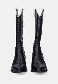 Botas de cowboys de cuero negro con caña alta, punta afilada, patrones florales grabados y costuras decorativas en la parte superior.