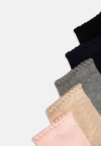 Fem par teksturerede sokker i pink, beige, grå, marineblå og sort, med ribbede kanter og i blødt strikmateriale.
