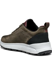 Bruna mesh-sneakers med en strukturerad ovandel, svart hälkappa och vit mellanbotten. Har dekorativa detaljer i burgundy och en dragflik.