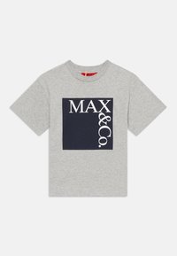 Šedé bavlněné tričko s krátkými rukávy a kulatým výstřihem. Uprostřed námořnický čtvercový grafický prvek s bílým textem "MAX & Co." v tučném písmu.