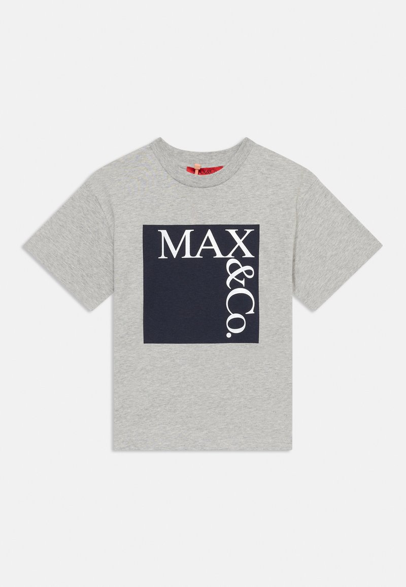Camiseta de algodón gris con mangas cortas y cuello redondo. Gráfico cuadrado en color marino centrado con el texto blanco "MAX & Co." en un tipo de letra negrita.