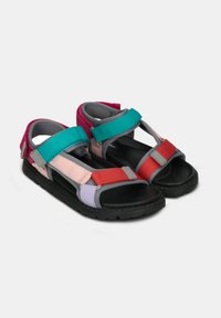 Sandali multicolori con cinturini regolabili turchesi, rosa, rossi e lavanda, suola nera e soletta testurizzata.