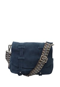 Sac messager en suede bleu avec une sangle tissée réglable présentant un motif géométrique et une boucle en métal, rabat avant sécurisé par des sangles en suede.