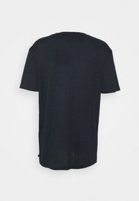 Czarny t-shirt z krótkim rękawem o luźnym kroju. Wykonany z lekkiego materiału, charakteryzujący się gładką fakturą i zaokrąglonym dołem.