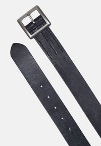 Cinturón de piel negro con una hebilla metálica plateada, que presenta una textura suave, forma uniforme y cinco agujeros para ajuste a lo largo de la correa.