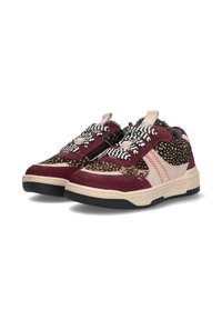 Zapatillas multicolores con ante burdeos y textile de estampado animal. El diseño incluye cordones a cuadros en blanco y negro y acentos de costura roja.