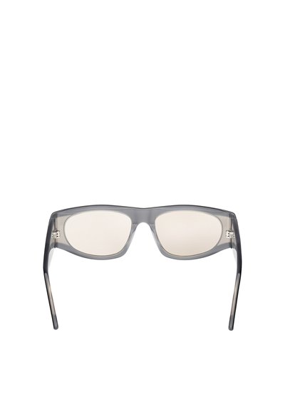 Lunettes de soleil transparentes grises avec des verres rectangulaires, légèrement teintés de teintes claires, et des montures en acétate lisses et angulaires.