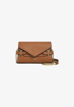 Braune Leder-Clutch mit einem dreieckigen Klappverschluss, goldener Kettenriemen und geprägt Logo auf der Vorderseite. Mit kontrastierendem weißen Nähten.