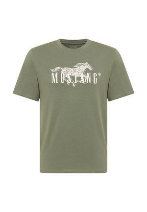 T-shirt verde oliva a maniche corte con grafica bianca consumata di un cavallo al galoppo e la scritta "MUSTANG" sul petto.