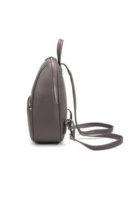 Zaino in pelle grigia con una superficie liscia, forma curvata, chiusura con zip, spallacci regolabili e tasca laterale. Design minimalista con dettagli in metallo argentato.