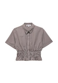 Blusa de manga corta con cuello que presenta un patrón de cuadros en marrón y blanco, con una cintura fruncida y cierre de botones en la parte delantera.