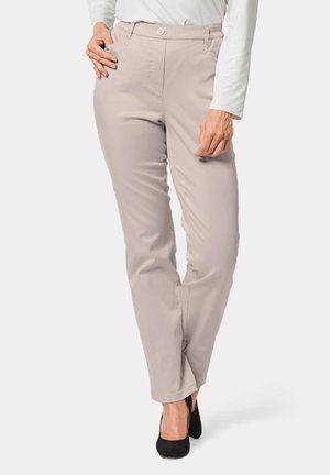 Lichtbeige rechte broek met een knoopsluiting, voorzakken en een gladde textuur, gecombineerd met zwarte hakken.
