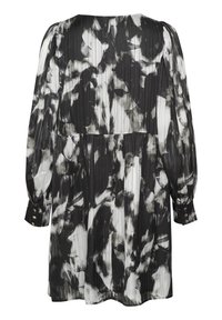 Robe à motif noir et blanc avec une texture plissée, manches longues et poignets boutonnés. Présente une coupe décontractée et un col rond.