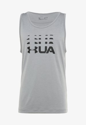 Šedé sportovní tílko z lehké látky. Na přední straně výrazné černé logo. Hladká textura, běžný střih.