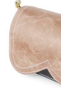 Torebka w kolorze tan z sztucznej skóry o teksturowanej powierzchni, wyposażona w białe przeszycia i złoty zamek. Kształt jest zaokrąglony z klapką zamykającą.
