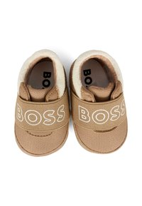 Tan kinderschoenen met textiel, witte strik met het 'BOSS'-logo, zachte voering en een afgerond te ontwerp. Zachte zool voor comfort.
