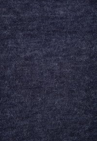 Tessuto testurizzato in una tonalità navy scura, caratterizzato da un mix di fibre che creano una superficie morbida e leggermente pelosa con schemi di tessitura variabili.