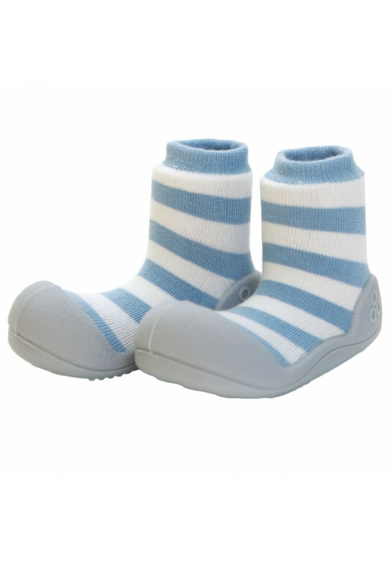 Calcetines de algodón azul y blanco a rayas con una suela flexible de goma gris, con punta redondeada y agarre texturizado en la parte inferior.