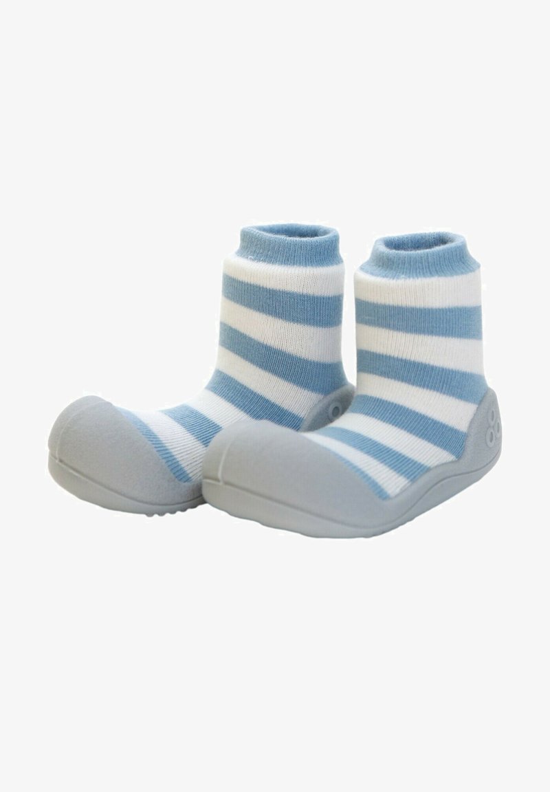 Calcetines de algodón azul y blanco a rayas con una suela flexible de goma gris, con punta redondeada y agarre texturizado en la parte inferior.