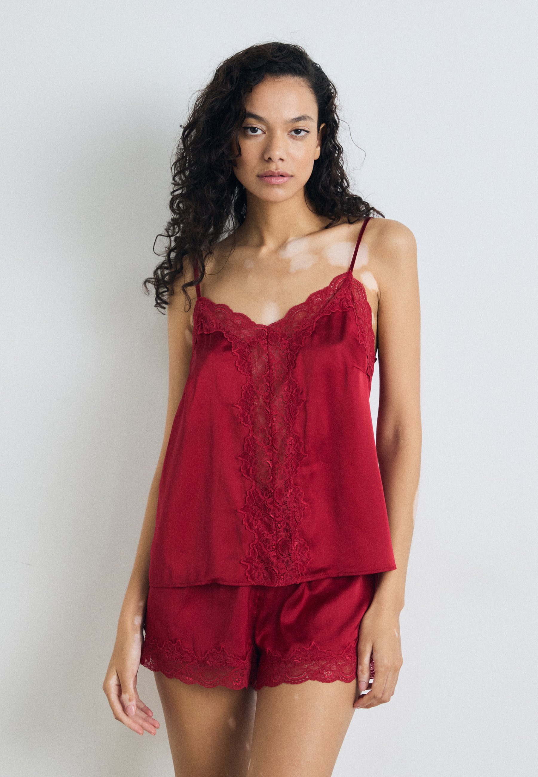 Robe chemise rouge à carreaux contrastants | PrettyLittleThing FR