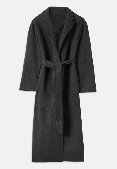 Σκούρο γκρίζο μακρύ παλτό από μάλλινο ύφασμα με φαρδιές πέτες και ζώνη σε χρώμα που ταιριάζει, δεμένη στη μέση, τοποθετημένο επίπεδα σε λευκό φόντο.