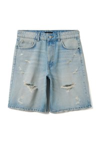 Pantalones cortos de mezclilla azul claro con un ajuste relajado. Presenta parches desgastados y bordes deshilachados. Diseño de cinco bolsillos con cierre de botón y cremallera.