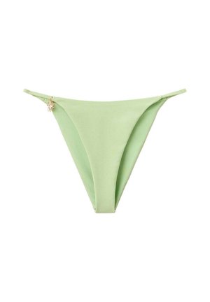 Slip de bikini verde deschis cu chingi laterale subțiri și un mic charm auriu în formă de soare pe partea stângă.