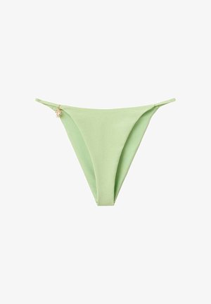 Bas de bikini vert clair avec de fines lanières latérales et un petit charme doré en forme de soleil sur le côté gauche.