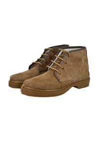 Botas de tobillo de ante marrón con punta redonda, cordones beige y superficie texturizada. Presenta una suela de goma y una marca en el costado.