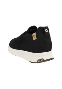 Svart sneakers med ett strukturerat mesh-övre, vit skum-mellansula, brun korkdetalj på hälen och en logotab. Gummisula.